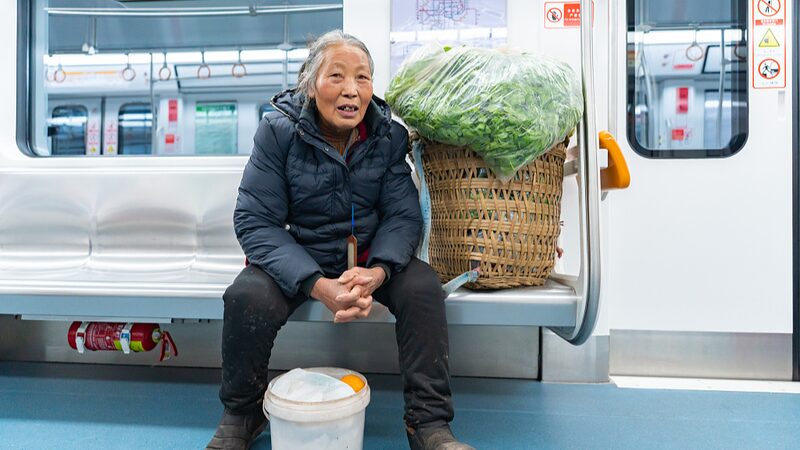 Chongqing_Welcomes_Farmers_with_Bamboo_Baskets_on_the_Subway___ - News for amigos, by amigos Chongqing_Welcomes_Farmers_with_Bamboo_Baskets_on_the_Subway___