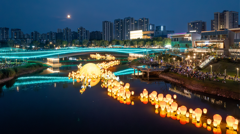 Chongqing_s_Enchanting_Mid_Autumn_Water_Lantern_Festival_Lights_Up_the_Night___ - News for amigos, by amigos Chongqing_s_Enchanting_Mid_Autumn_Water_Lantern_Festival_Lights_Up_the_Night___