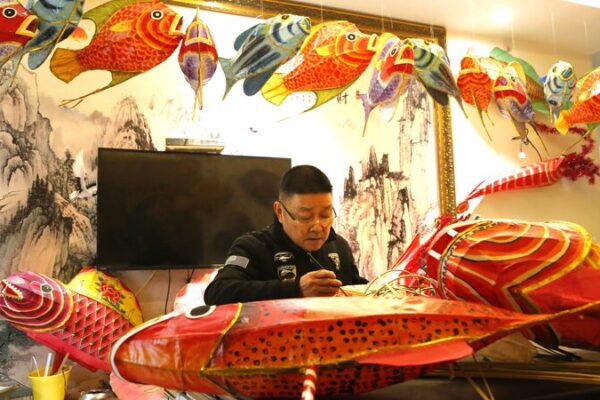 Crafting Fish Lanterns: Xu Zhen Lights Up the Spring Festival 🌟 Crafting_Fish_Lanterns__Xu_Zhen_Lights_Up_the_Spring_Festival__