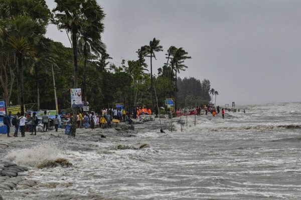 🌪️ Cyclone Remal Hits Bangladesh: Nearly a Million Flee for Safety ___Cyclone_Remal_Hits_Bangladesh__Nearly_a_Million_Flee_for_Safety