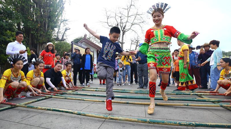 Dance_into_Hainan_s_Heart__The_Vibrant_Bamboo_Dance_of_the_Li_People___