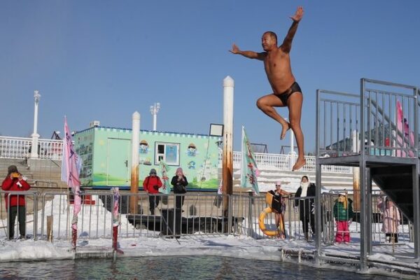 ❄️ Daredevils Dive into Harbin’s Icy Waters at -17°C! 🥶 ___Daredevils_Dive_into_Harbin_s_Icy_Waters_at_17_C___
