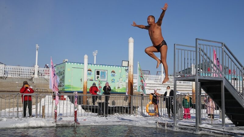 Daredevils_Dive_into_Harbin_s_Icy_Waters_at_17_C___ - News for amigos, by amigos ___Daredevils_Dive_into_Harbin_s_Icy_Waters_at_17_C___