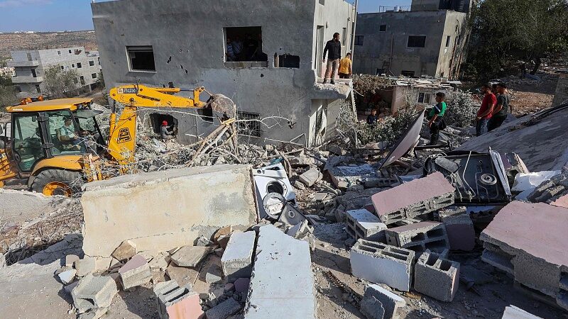 Day_26__Gaza_Conflict_Sees_Intensified_Strikes__Red_Cross_Brings_Aid video poster