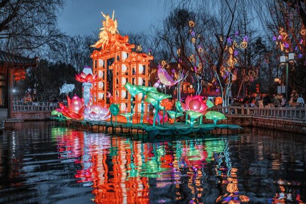 Dazzling Lantern Festival Lights Up Baotu Spring Park in Shandong Dazzling_Lantern_Festival_Lights_Up_Baotu_Spring_Park_in_Shandong