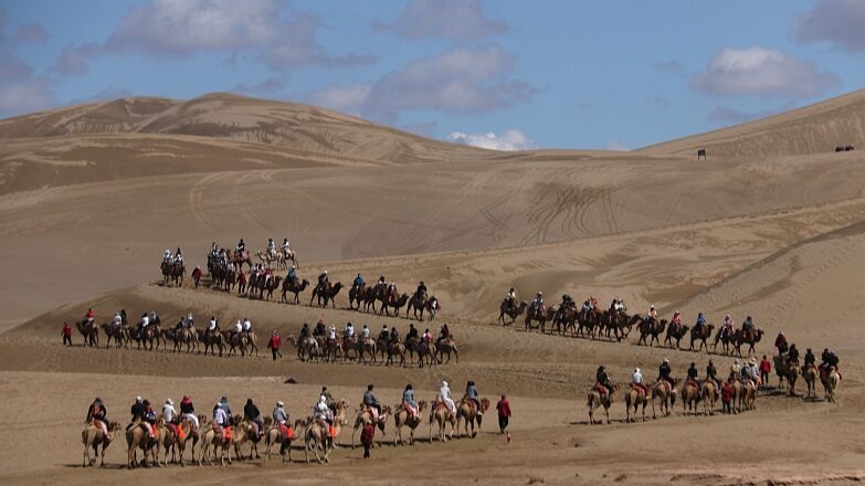 Desert_Adventures__Gansu_s_Mingsha_Mountain_and_Crescent_Spring_Attract_Visitors - News for amigos, by amigos Desert_Adventures__Gansu_s_Mingsha_Mountain_and_Crescent_Spring_Attract_Visitors