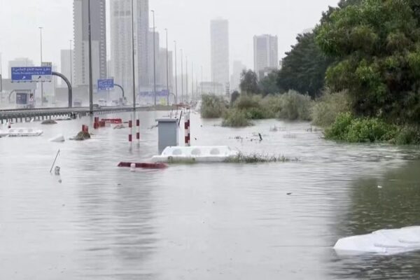 Desert Deluge: Rare Rainstorm Floods Dubai, Disrupts Flights 🌧️ Desert_Deluge__Rare_Rainstorm_Floods_Dubai__Disrupts_Flights___