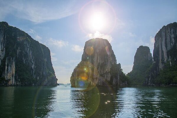Discover Ha Long Bay: Vietnam’s Enchanting ‘Descending Dragon’ Paradise Discover_Ha_Long_Bay__Vietnam_s_Enchanting__Descending_Dragon__Paradise