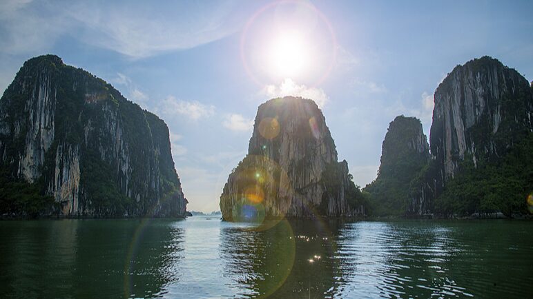 Discover_Ha_Long_Bay__Vietnam_s_Enchanting__Descending_Dragon__Paradise - News for amigos, by amigos Discover_Ha_Long_Bay__Vietnam_s_Enchanting__Descending_Dragon__Paradise