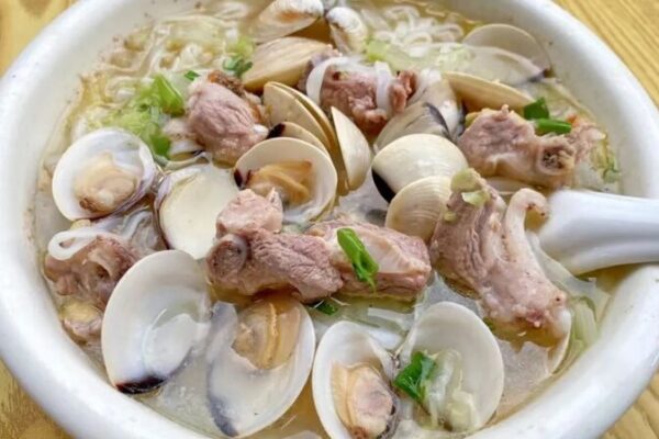 Discover Hainan’s Must-Try: Rice Noodles in Sea Clam Soup 🍜🌊 Discover_Hainan_s_Must_Try__Rice_Noodles_in_Sea_Clam_Soup___