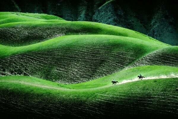 Discover_Qiongkushitai__Xinjiang_s_Hidden_Paradise_for_Adventurers video poster