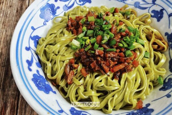 Discover Xiamei Village’s Unique Green Tea-Infused Noodles 🍜🌿 Discover_Xiamei_Village_s_Unique_Green_Tea_Infused_Noodles___