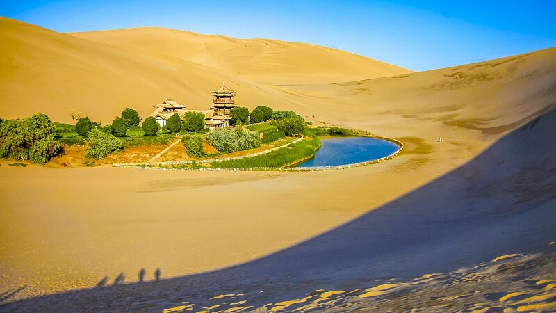 Discover_the_Enchanting_Crescent_Lake__A_Desert_Oasis_in_Northwest_China_poster - News for amigos, by amigos Discover_the_Enchanting_Crescent_Lake__A_Desert_Oasis_in_Northwest_China video poster