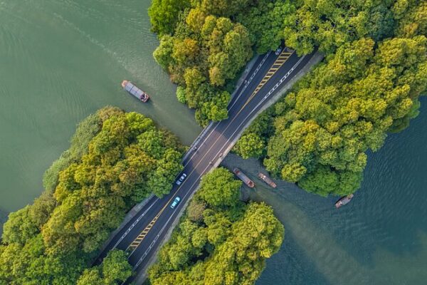 Discover the Enchanting Greenery of Hangzhou’s Yanggongdi Causeway 🌿 Discover_the_Enchanting_Greenery_of_Hangzhou_s_Yanggongdi_Causeway__