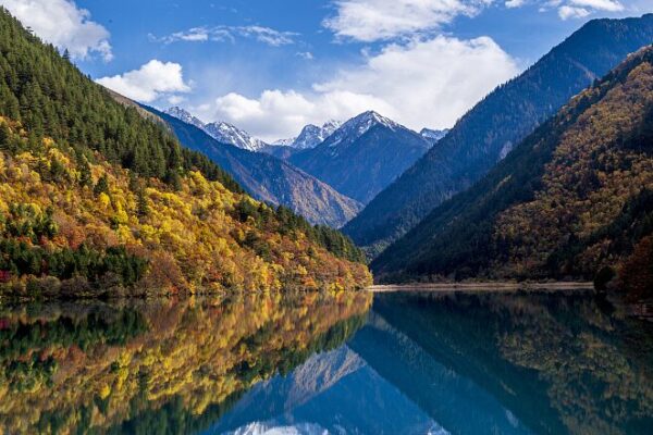 Discover the Enchanting Jiuzhai Valley: Sichuan’s Hidden Wonderland Discover_the_Enchanting_Jiuzhai_Valley__Sichuan_s_Hidden_Wonderland