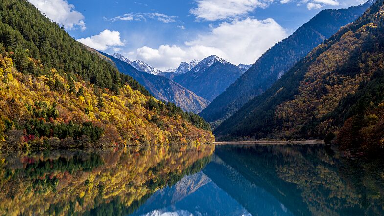 Discover_the_Enchanting_Jiuzhai_Valley__Sichuan_s_Hidden_Wonderland - News for amigos, by amigos Discover_the_Enchanting_Jiuzhai_Valley__Sichuan_s_Hidden_Wonderland
