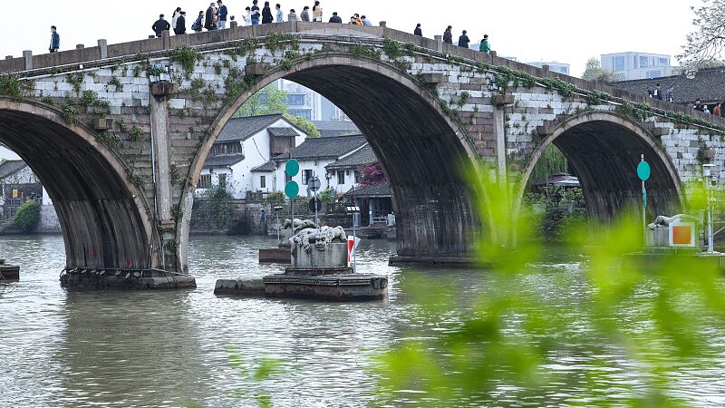Discover_the_Historic_Gongchen_Bridge__Hangzhou_s_Ancient_Gateway video poster