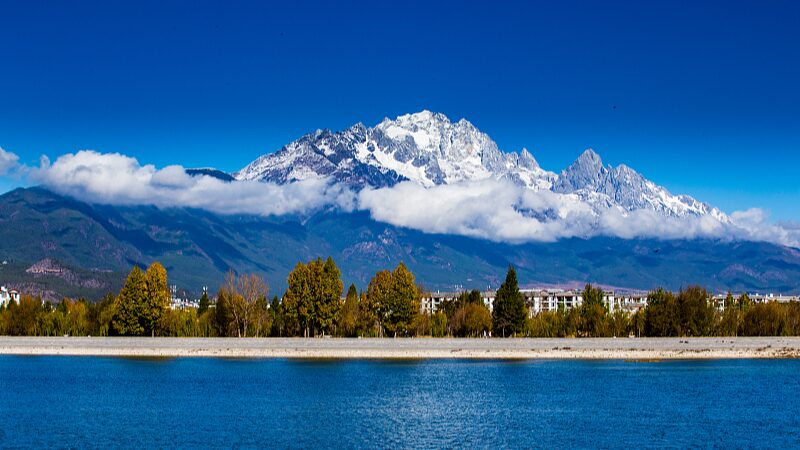 Discover_the_Majestic_Yulong_Snow_Mountain__China_s_Soaring_Silver_Dragon_poster - News for amigos, by amigos Discover_the_Majestic_Yulong_Snow_Mountain__China_s_Soaring_Silver_Dragon video poster