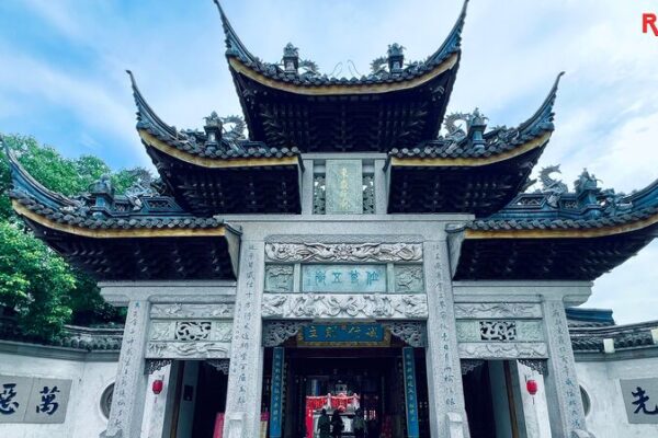 Discover the Timeless Beauty of Huishan Ancient Town’s Traditional Roofs Discover_the_Timeless_Beauty_of_Huishan_Ancient_Town_s_Traditional_Roofs