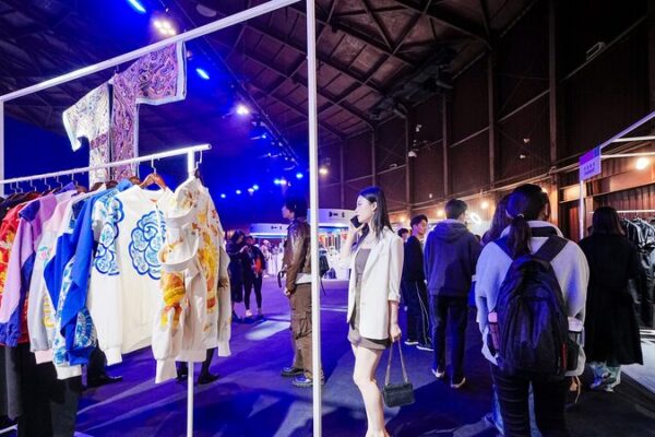 Discover the ‘New Chinese Style’ at 2024 China Fashion Week! 🌟 Discover_the__New_Chinese_Style__at_2024_China_Fashion_Week___ video poster
