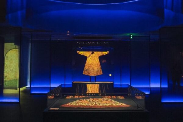 Dive into Qing Dynasty Fashion: Beijing’s Ultimate Imperial Textile Exhibition Dive_into_Qing_Dynasty_Fashion__Beijing_s_Ultimate_Imperial_Textile_Exhibition