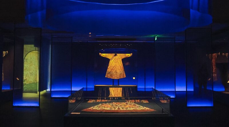 Dive_into_Qing_Dynasty_Fashion__Beijing_s_Ultimate_Imperial_Textile_Exhibition - News for amigos, by amigos Dive_into_Qing_Dynasty_Fashion__Beijing_s_Ultimate_Imperial_Textile_Exhibition