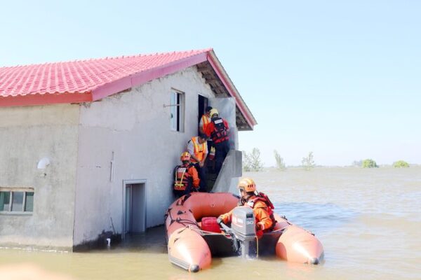 🚧 Dongting Lake Dike Breach: Repairs Expected by Tuesday Noon __Dongting_Lake_Dike_Breach__Repairs_Expected_by_Tuesday_Noon