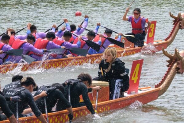 Dragon Boats Light Up Nanjing’s Qinhuai River in Thrilling Race Dragon_Boats_Light_Up_Nanjing_s_Qinhuai_River_in_Thrilling_Race