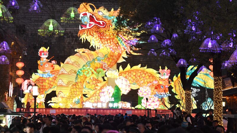 Dragon_Lanterns_Illuminate_Nanjing_s_Historic_Streets_for_Spring_Festival__ - News for amigos, by amigos __Dragon_Lanterns_Illuminate_Nanjing_s_Historic_Streets_for_Spring_Festival__