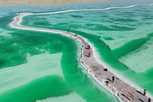Emerald Lake: Qinghai’s Shimmering Viridian Gem 💎 Emerald_Lake__Qinghai_s_Shimmering_Viridian_Gem__