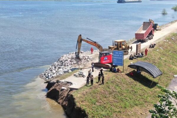 Emergency Unfolds at Dongting Lake 🌊: Dike Breach Sparks Massive Flooding Emergency_Unfolds_at_Dongting_Lake____Dike_Breach_Sparks_Massive_Flooding video poster