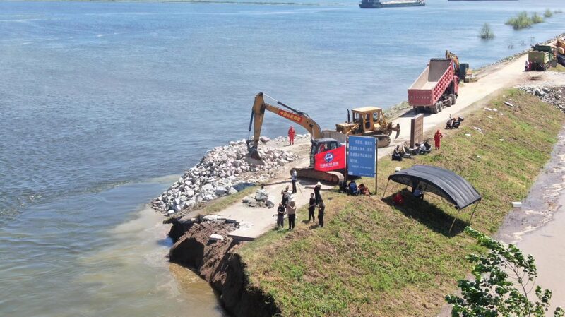 Emergency_Unfolds_at_Dongting_Lake____Dike_Breach_Sparks_Massive_Flooding_poster - News for amigos, by amigos Emergency_Unfolds_at_Dongting_Lake____Dike_Breach_Sparks_Massive_Flooding video poster