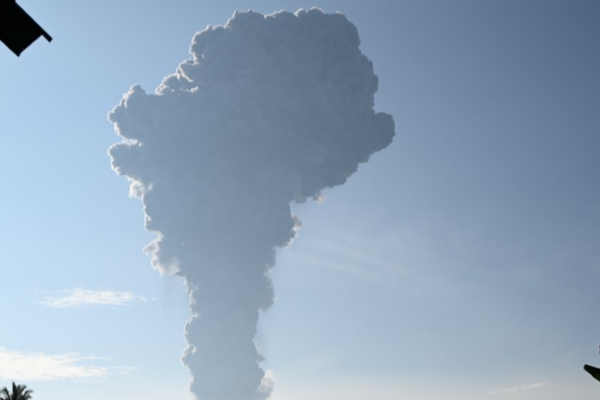 Eruption Alert! Hundreds Evacuated Near Indonesia’s Mount Ibu 🌋 Eruption_Alert__Hundreds_Evacuated_Near_Indonesia_s_Mount_Ibu__