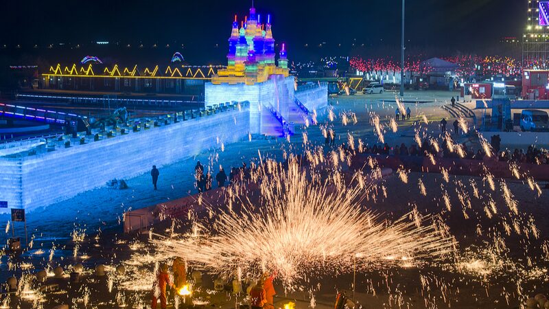 Experience_the_Magic_of_Molten_Iron_Fireworks_at_Wolong_Lake_s_Ice_Castle____ - News for amigos, by amigos Experience_the_Magic_of_Molten_Iron_Fireworks_at_Wolong_Lake_s_Ice_Castle____