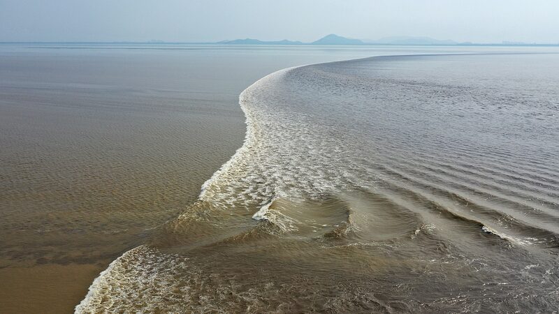 Experience_the_Majestic_Qiantang_River_Tidal_Bore_in_East_China___poster - News for amigos, by amigos Experience_the_Majestic_Qiantang_River_Tidal_Bore_in_East_China__ video poster