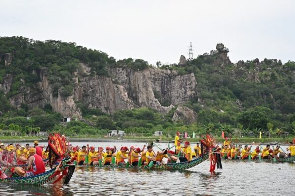 Experience the Thrill of Guangdong’s Dragon Boat Festival! Experience_the_Thrill_of_Guangdong_s_Dragon_Boat_Festival_ video poster