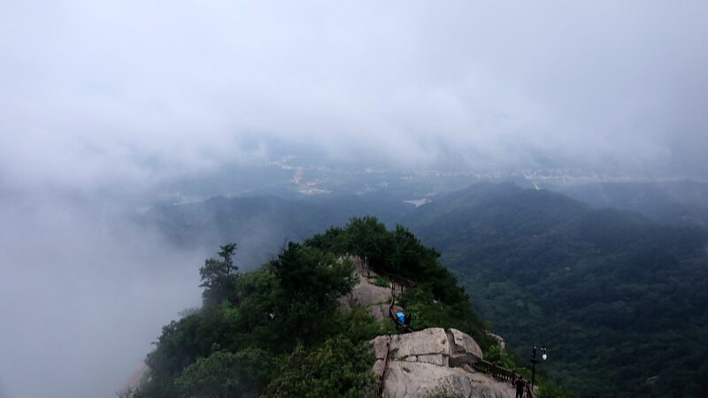 Explore_the_Enchanting_Sea_of_Clouds_at_Jigong_Mountain___poster - News for amigos, by amigos Explore_the_Enchanting_Sea_of_Clouds_at_Jigong_Mountain__ video poster