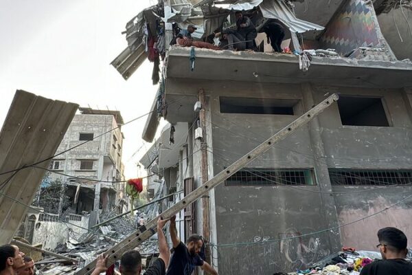 🚨 Families Flee North Gaza Amid Intensifying Bombardment __Families_Flee_North_Gaza_Amid_Intensifying_Bombardment