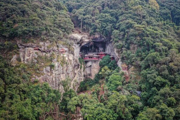 Fangguang Temple: Ancient Marvel Perched on Mount Tiantai ⛰️✨ Fangguang_Temple__Ancient_Marvel_Perched_on_Mount_Tiantai____