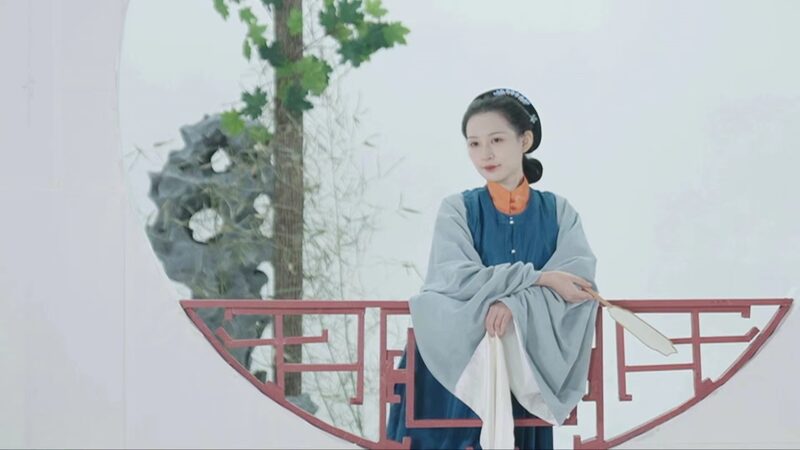 Fashion_Vlogger_Revives_Traditional_Chinese_Couture_Through_New_Year_Pictures___poster - News for amigos, by amigos Fashion_Vlogger_Revives_Traditional_Chinese_Couture_Through_New_Year_Pictures__ video poster