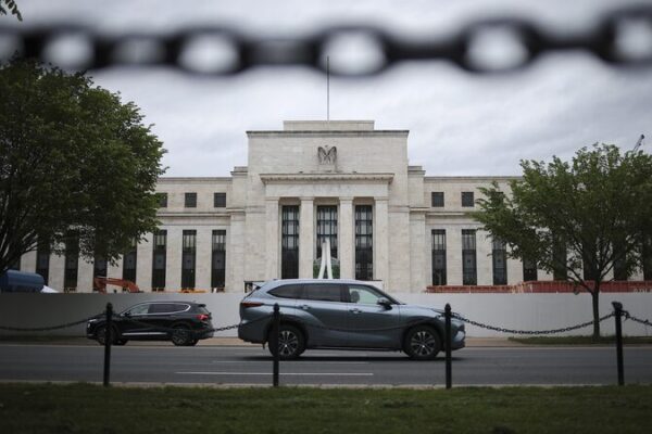 Fed’s Big Move: Half-Point Rate Cut Shakes Up Finance World! 💸 Fed_s_Big_Move__Half_Point_Rate_Cut_Shakes_Up_Finance_World___