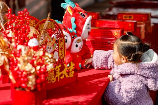 Festive Vibes at Wuhan’s Holiday Markets Welcome the Year of the Loong 🎆 Festive_Vibes_at_Wuhan_s_Holiday_Markets_Welcome_the_Year_of_the_Loong__