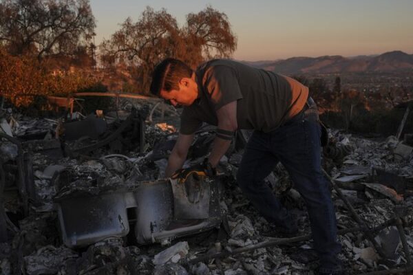 Firefighters Gain Ground on Southern California Wildfire 🔥 Firefighters_Gain_Ground_on_Southern_California_Wildfire__