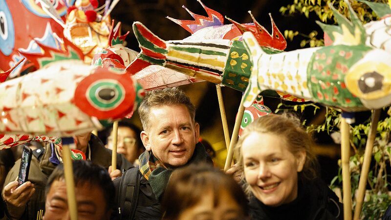 Fish_Lantern_Festival_Lights_Up_Huangshan_with_Dutch_Visitors___ - News for amigos, by amigos Fish_Lantern_Festival_Lights_Up_Huangshan_with_Dutch_Visitors___