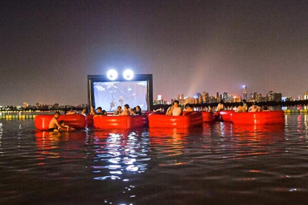 Floating Cinema Sets Sail in Wuhan: A New Wave of Entertainment! 🎬🚣 Floating_Cinema_Sets_Sail_in_Wuhan__A_New_Wave_of_Entertainment____