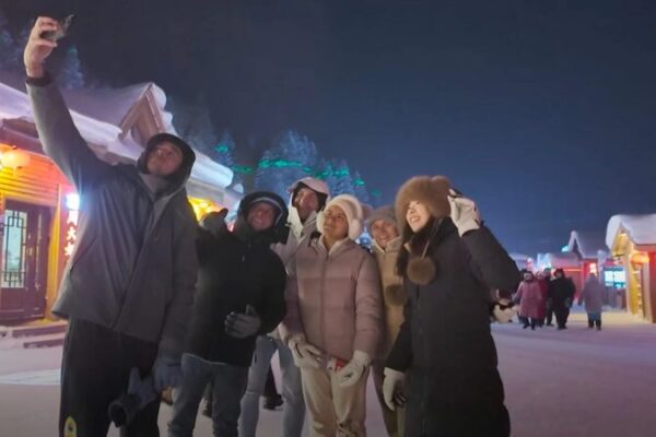 Foreign Visitors Rave About Harbin’s Magical Ice and Snow Festival! ❄️🌟 Foreign_Visitors_Rave_About_Harbin_s_Magical_Ice_and_Snow_Festival_____ video poster