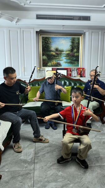 Four_Generations_United_by_Erhu__The_Qian_Family_s_Musical_Legacy_poster - News for amigos, by amigos Four_Generations_United_by_Erhu__The_Qian_Family_s_Musical_Legacy video poster