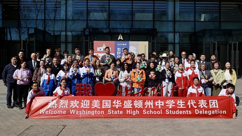 From_China_with_Love__Xi_Jinping_and_Peng_Liyuan_Send_New_Year_Wishes_to_U_S__Students__