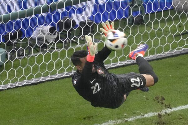 From Tears to Triumph: Ronaldo Leads Portugal to Epic Penalty Shootout Win Over Slovenia 🎉⚽️ From_Tears_to_Triumph__Ronaldo_Leads_Portugal_to_Epic_Penalty_Shootout_Win_Over_Slovenia____