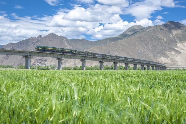 From Xining to Lhasa: An Epic Journey on the Qinghai-Xizang Railway From_Xining_to_Lhasa__An_Epic_Journey_on_the_Qinghai_Xizang_Railway